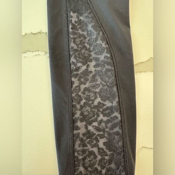 Lululemon lace bottomed leggings - Picture 1 of 8